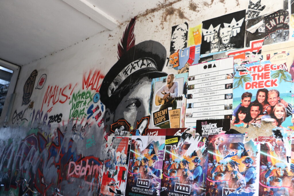 Wand mit Graffiti, Wandbild und Konzertplakaten in Hamburg